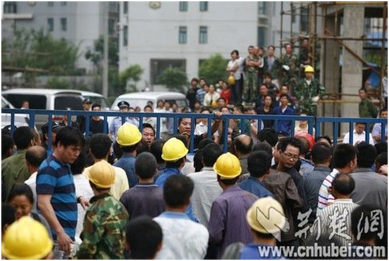 武汉电梯百米处丝瓜视频污版APP断裂坠落 升降机从高空坠落